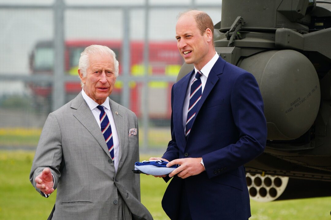 König Charles gibt militärischen Titel an William ab - König Charles III. (l) und Prinz William beim Besuch des Army Aviation Centre.