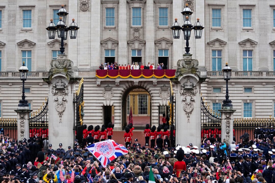 Königliche Schlösser öffnen für Touristen - ZUschauer jubeln nach der Krönung von König Charles III. und Königin Camilla vor dem Buckingham Palast in London.