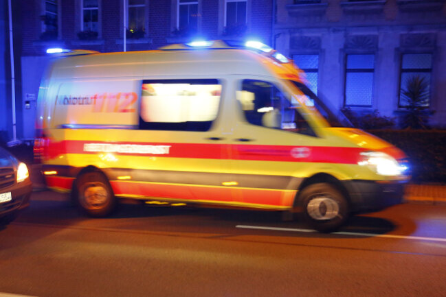 Kollision: 18-jähriger Motorradfahrer schwer verletzt - Ein Krankenwagen brachte den verletzten 18-Jährigen ins Krankenhaus.