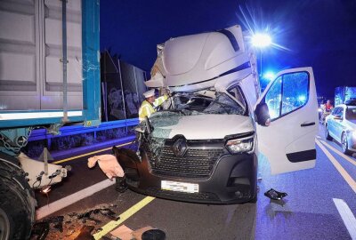 Kollision am Stauende: Kleintransporter prallt in LKW - Auf der A4 kam es gegen Dienstagabend zu einem schweren Verkehrsunfall, bei dem ein Kleintransporter ins Stauende fuhr. Foto: Roland Halkasch