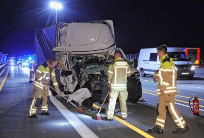 Kollision am Stauende: Kleintransporter prallt in LKW - Auf der A4 kam es gegen Dienstagabend zu einem schweren Verkehrsunfall, bei dem ein Kleintransporter ins Stauende fuhr. Foto: Roland Halkasch