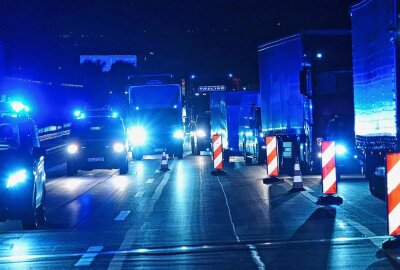 Kollision am Stauende: Kleintransporter prallt in LKW - Es bildetete sich ein zusätzlicher fünf Kilometer langer Stau. Foto: Roland Halkasch