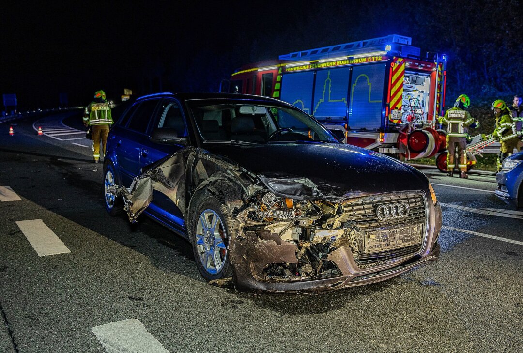 Kollision an Unfallschwerpunkt im Vogtland: Zwei Verletzte und hoher Sachschaden - Der Peugeot kollidierte mit einem vorfahrtsberechtigten entgegenkommenden Audi. Foto: David Rötzschke