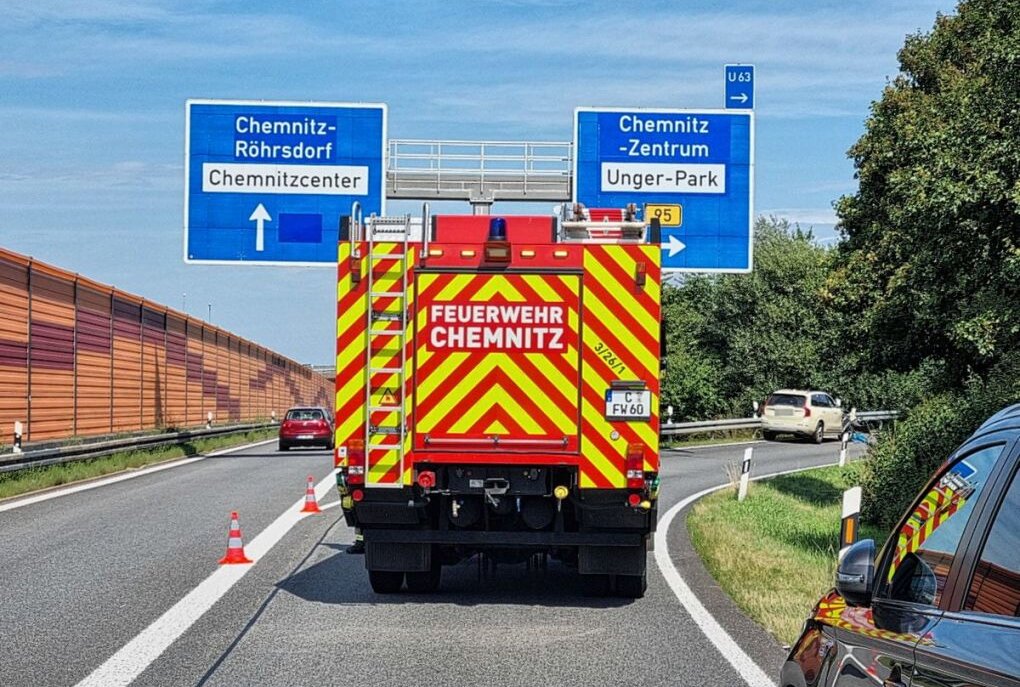 Kollision auf A4: Unfall blockiert Abfahrt Chemnitz-Mitte - Am Nachmittag ereignete sich ein Unfall auf der A4, welcher die Ausfahrt Chemnitz-Mitte blockierte. Foto: Harry Härtel