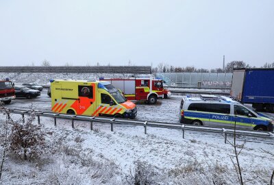 Kollision auf der A4: Fahrer bei Schneeglätte zu schnell unterwegs - Verkehrsunfall auf der A4 mit einem Verletzten. Foto: Andreas Kretschel