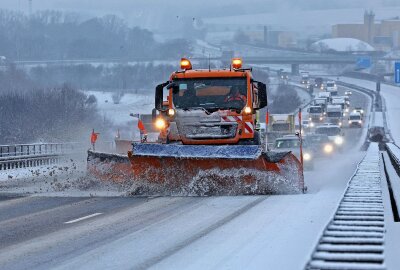 Kollision auf der A4: Fahrer bei Schneeglätte zu schnell unterwegs - Verkehrsunfall auf der A4 mit einem Verletzten. Foto: Andreas Kretschel