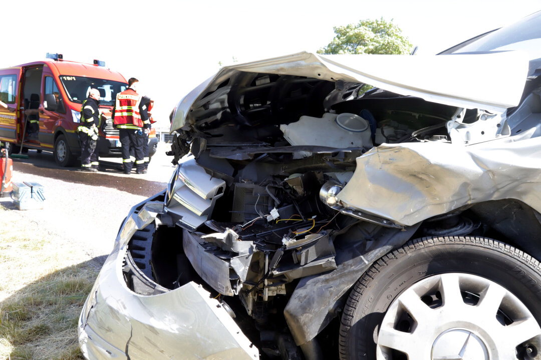 Kollision auf der B173: Zwei Personen verletzt - Aus bisher ungeklärter Ursache kollidierten ein PKW Mercedes und ein PKW VW miteinander.