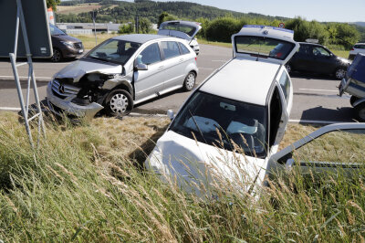 Kollision auf der B173: Zwei Personen verletzt - Aus bisher ungeklärter Ursache kollidierten ein PKW Mercedes und ein PKW VW miteinander.