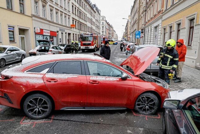 Kollision beim Ausparken: Fahrer wurde schwer verletzt - Am Samstag ereignete sich in Chemnitz auf dem Sonnenberg ein Unfall zwischen mehreren PKW. Foto: Harry Härtel