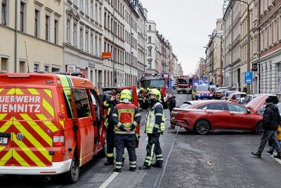 Kollision beim Ausparken: Fahrer wurde schwer verletzt - Am Samstag ereignete sich in Chemnitz auf dem Sonnenberg ein Unfall zwischen mehreren PKW. Foto: Harry Härtel