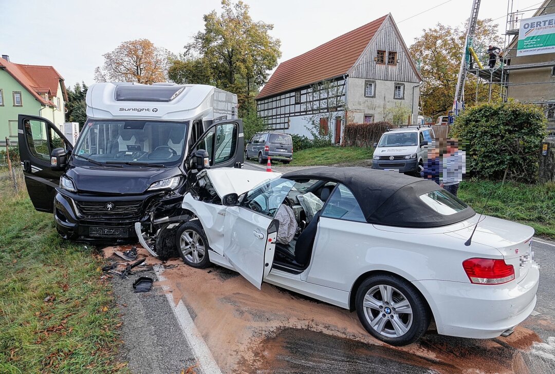 Kollision dreier Fahrzeuge: Massiver Austritt an Betriebsstoffen - Am Montag kam es gegen 11.45 Uhr auf der Lohmener Straße in Oberpoyritz (Dresden) zu einem Verkehrsunfall. Foto: Roland Halkasch
