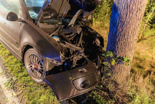 Kollision mit Baum: Tödlicher Verkehrsunfall in Mittelsachsen - Am Sonntagabend hat sich ein schwerer Verkehrsunfall in Naundorf ereignet. Foto Marcel Schlenkrich