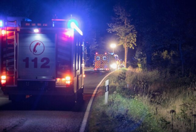 Kollision mit Baum: Tödlicher Verkehrsunfall in Mittelsachsen - Am Sonntagabend hat sich ein schwerer Verkehrsunfall in Naundorf ereignet. Foto Marcel Schlenkrich