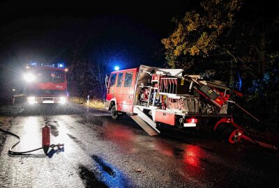 Kollision mit Baumstamm: Feuerwehrauto verunfallt auf dem Weg zu Einsatzübung - Am Mittwochabend ist im Ottendorf-Okrillaer Ortsteil Grünberg ein Löschfahrzeug verunglückt. Foto: xcitepress
