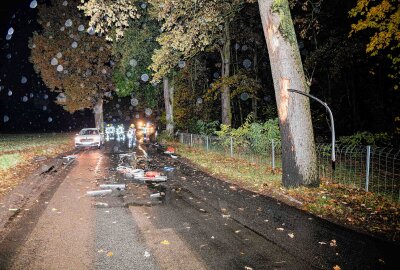 Kollision mit Baumstamm: Feuerwehrauto verunfallt auf dem Weg zu Einsatzübung - Am Mittwochabend ist im Ottendorf-Okrillaer Ortsteil Grünberg ein Löschfahrzeug verunglückt. Foto: xcitepress