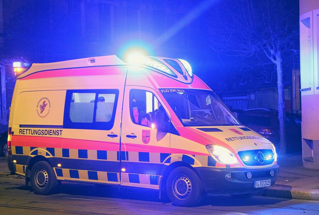 Kollision mit Gegenverkehr: Zwei Personen verletzt im Krankenhaus - Symbolbild. Foto: Ralph Köhler/propicture