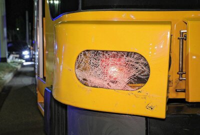 Kollision mit Straßenbahn: Eine Person verletzt - Ein PKW kollidierte in Dresden mit einer Straßenbahn. Foto: Roland Halkasch