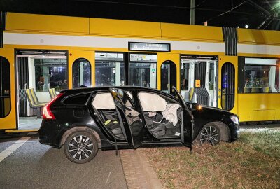 Kollision mit Straßenbahn: Eine Person verletzt - Ein PKW kollidierte in Dresden mit einer Straßenbahn. Foto: Roland Halkasch