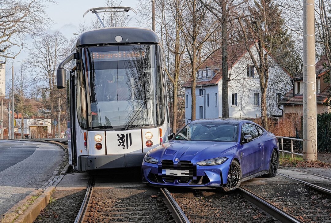 Kollision mit Straßenbahn: Erheblicher Sachschaden - In Dresden kam es zu einer Kollision zwischen PKW und Straßenbahn. Foto: Roland Halkasch