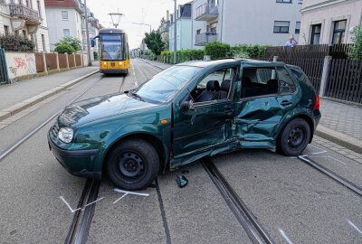 Kollision mit Straßenbahn: PKW-Fahrer schwer verletzt - Ein PKW kollidierte auf der Kreuzung Franz-Lehmann-Straße mit einer Straßenbahn der Linie 13. Foto: Roland Halkasch