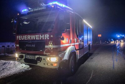 Kollision mit Telefonmast: Fahrer wurde ins Krankenhaus gebracht - In Kleinwaltersdorf kam es zu einen Verkehrsunfall auf der Hainichener Straße/S205. Foto: Marcel Schlenkrich