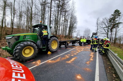 Kollision mit Traktor: Rettungshubschrauber im Einsatz - Am Samstagmorgen kollidierte ein PKW mit einem Traktor.