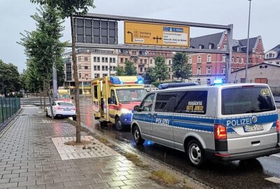Kollision mit Verkehrszeichenmast: Zwei Verletzte und hoher Sachschaden - In Chemnitz auf der Waisenstraße kam es zu einem Crash mit einem Lichtmast. Foto: Harry Härtel