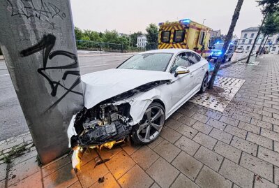 Kollision mit Verkehrszeichenmast: Zwei Verletzte und hoher Sachschaden - In Chemnitz auf der Waisenstraße kam es zu einem Crash mit einem Lichtmast. Foto: Harry Härtel