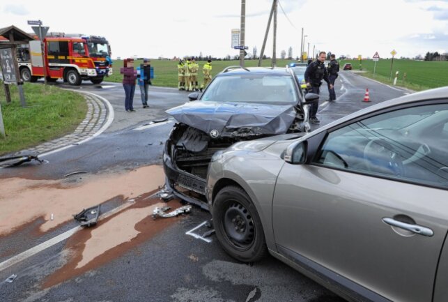 Kollision zweier PKW: Fahrerin muss ins Krankenhaus eingeliefert werden - Ein Unfall ereignete sich an der Kreuzung Mühlweg/Lößnitzweg. Foto: Roland Halkasch