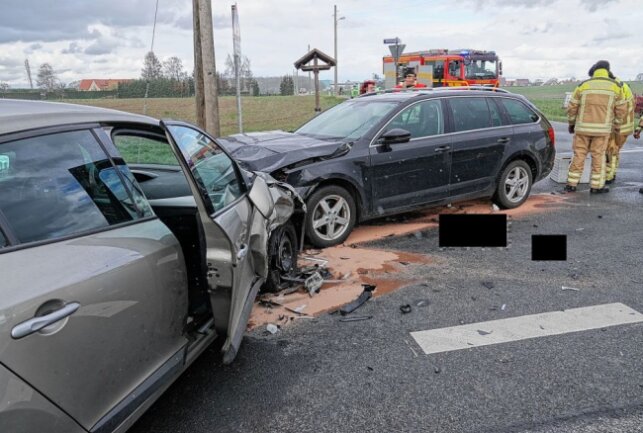 Kollision zweier PKW: Fahrerin muss ins Krankenhaus eingeliefert werden - Ein Unfall ereignete sich an der Kreuzung Mühlweg/Lößnitzweg. Foto: Roland Halkasch