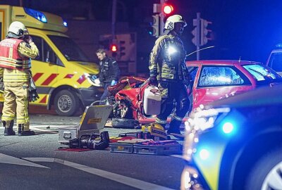 Kollision zweier PKW in Bautzen: Kind wird schwerverletzt -  Mehrere Personen werden bei Unfall in Bautzen verletzt. Foto: LausnitzNews