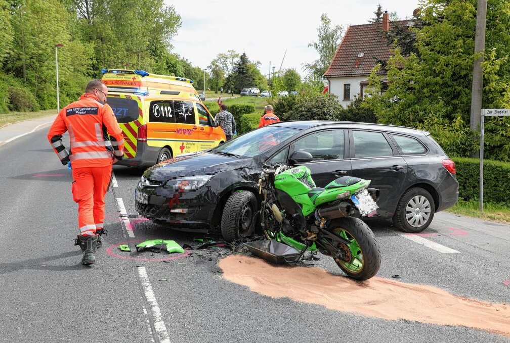Kollision zwischen Motorrad und PKW: Fahrer schwer verletzt - Am Donnerstag kam es gegen 14.35 Uhr auf der Freiberger Straße (B 173) in Mohorn (Wilsdruff) zu einem schweren Verkehrsunfall. Foto: Roland Halkasch
