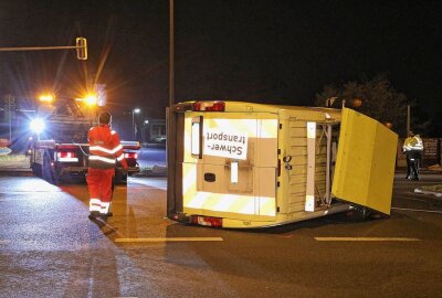 Kollision zwischen Schwerlastbegleitfahrzeug und PKW: Ein Verletzter - Am 20. Dezember kam es gegen 21.35 Uhr auf der Washingtonstraße zu einem Verkehrsunfall. Foto: Roland Halkasch