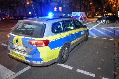 Kollision zwischen Straßenbahn und PKW: Ein Verletzter vom Rettungsdienst behandelt - In Leipzig kam es zu einer Kollision zwischen einer Straßenbahn und einem PKW.