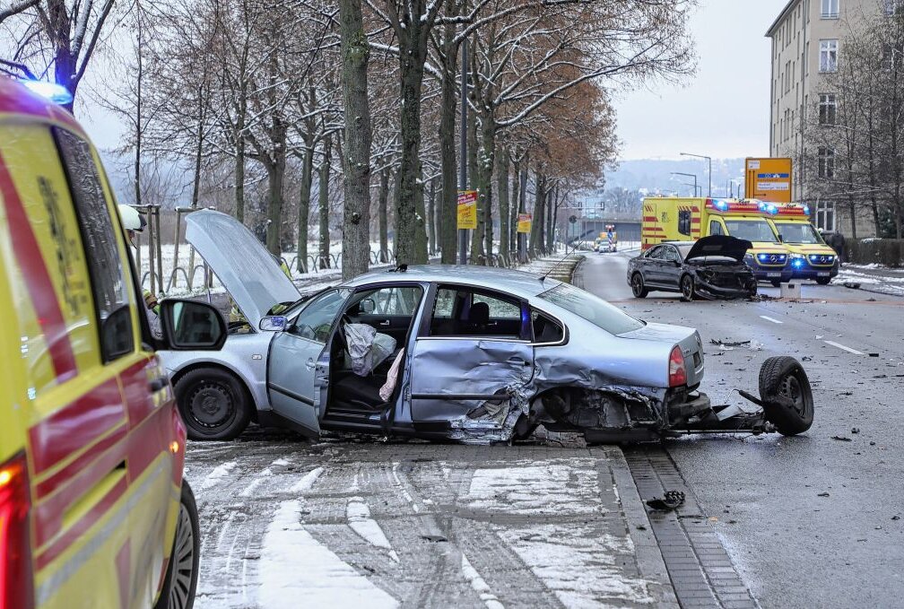 Kollision zwischen zwei Fahrzeugen: Beide Fahrer ins Krankenhaus eingeliefert - Zwei Fahrer wurden nach einer Kollision ins Krankenhaus eingeliefert. Foto: Roland Halkasch