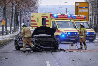 Kollision zwischen zwei Fahrzeugen: Beide Fahrer ins Krankenhaus eingeliefert - Zwei Fahrer wurden nach einer Kollision ins Krankenhaus eingeliefert. Foto: Roland Halkasch