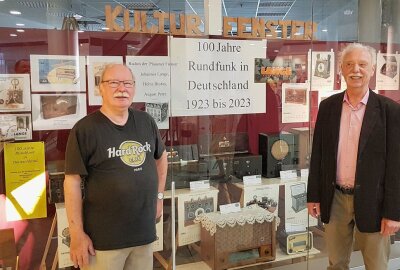 Kolonnaden präsentieren zum 100. Rundfunkgeburtstag alte Raritäten - Kulturfenster-Chef Heinz Tonndorf (links) hat die Radiosammler Martin Berger (rechts) und Jens Tröger (nicht im Bild) in die Kolonnaden geholte. Fotos: Karsten Repert
