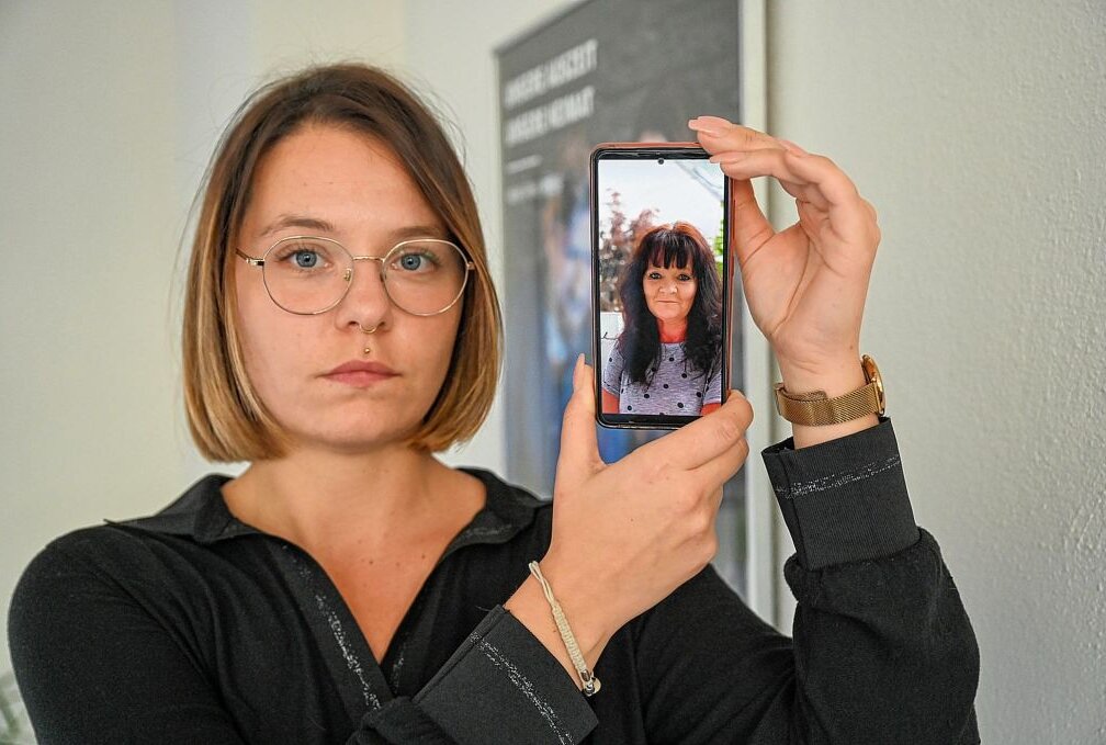 Koma im Türkei-Urlaub: Chemnitzerin kämpft um ihre Mutter - Chemnitz Monique Elsmann mit einem Foto ihrer Mutter Foto: Andreas Seidel