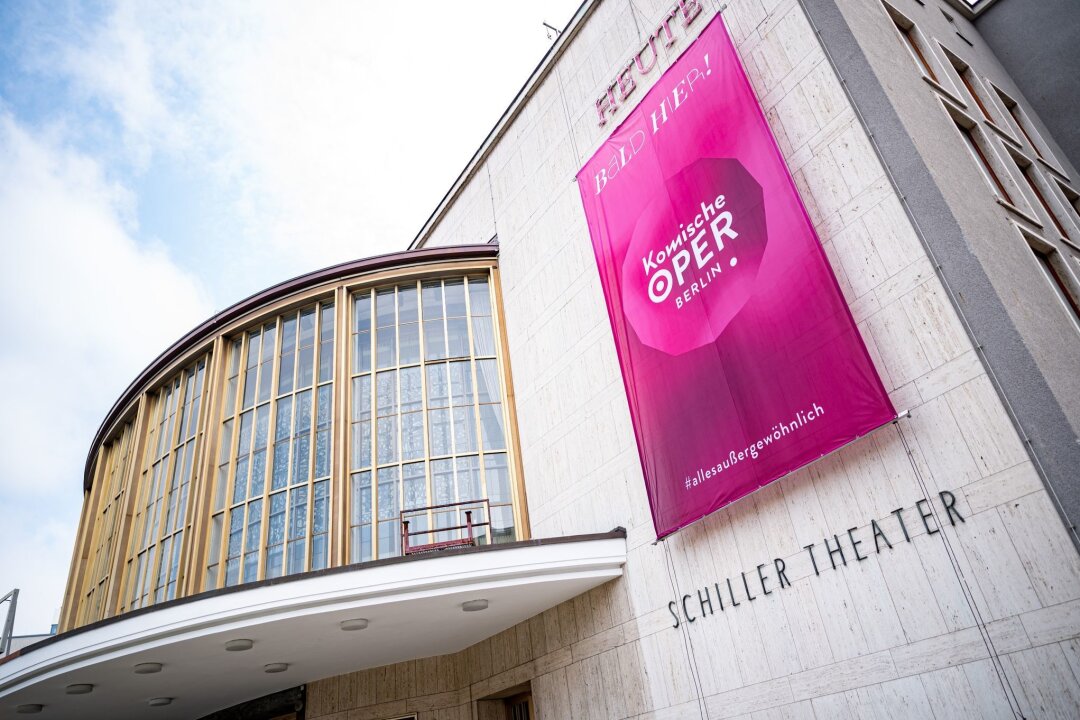 Komische Oper Berlin bringt "Messiah" in Flughafen-Hangar - Am Gebäude des Schiller Theaters hängt ein Banner der Komischen Oper Berlin.