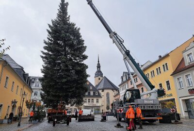 Kommt ein Weihnachtsbaum in Zschopau geflogen? - Noch einmal erhob sich der Weihnachtsbaum in die Luft. Foto: Andreas Bauer