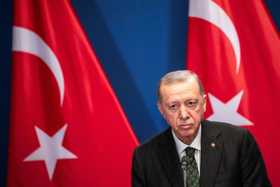 Kommunalwahl in der Türkei: Erdogans AKP droht Rückschlag - Gut zehn Monate nach seiner Wiederwahl gilt die Abstimmung als Stimmungstest für den Präsidenten und seine AKP: Recep Tayyip Erdogan.