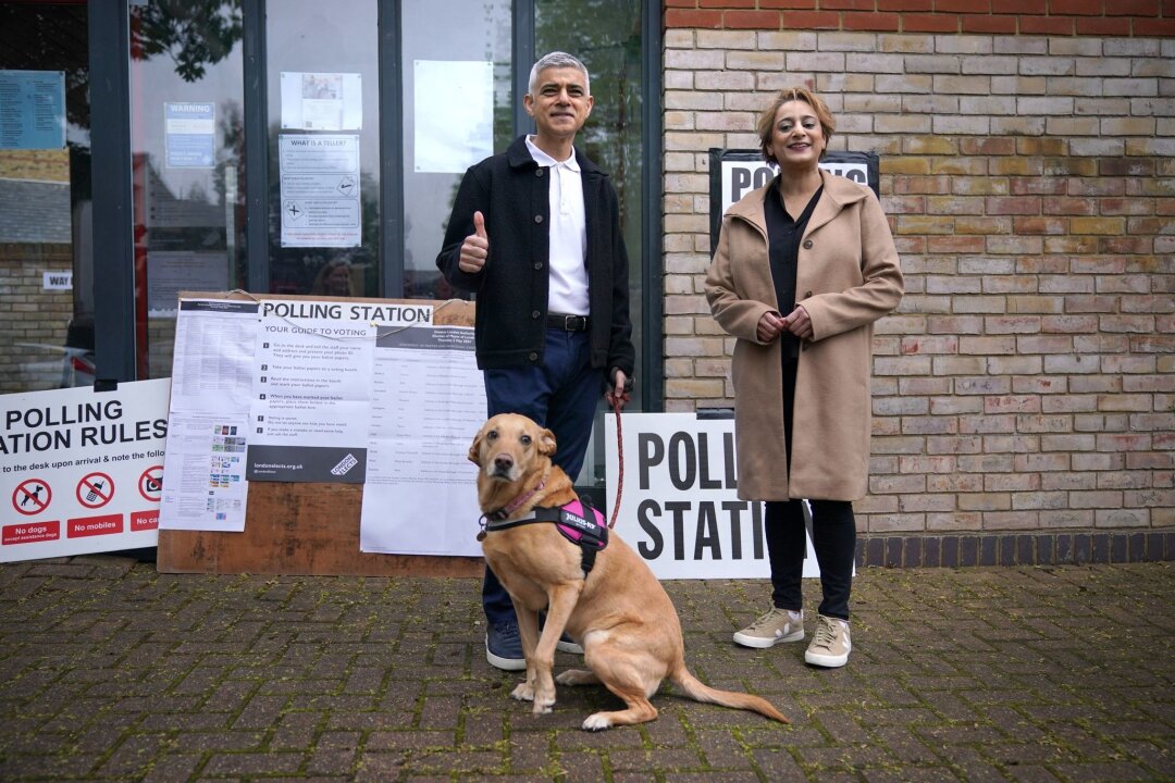 Kommunalwahl in England: Tories droht Niederlage - Londons amtierender Bürgermeister Sadiq Khan und seine Frau Saadiya Ahmed kamen samt Hund zur Stimmabgabe.