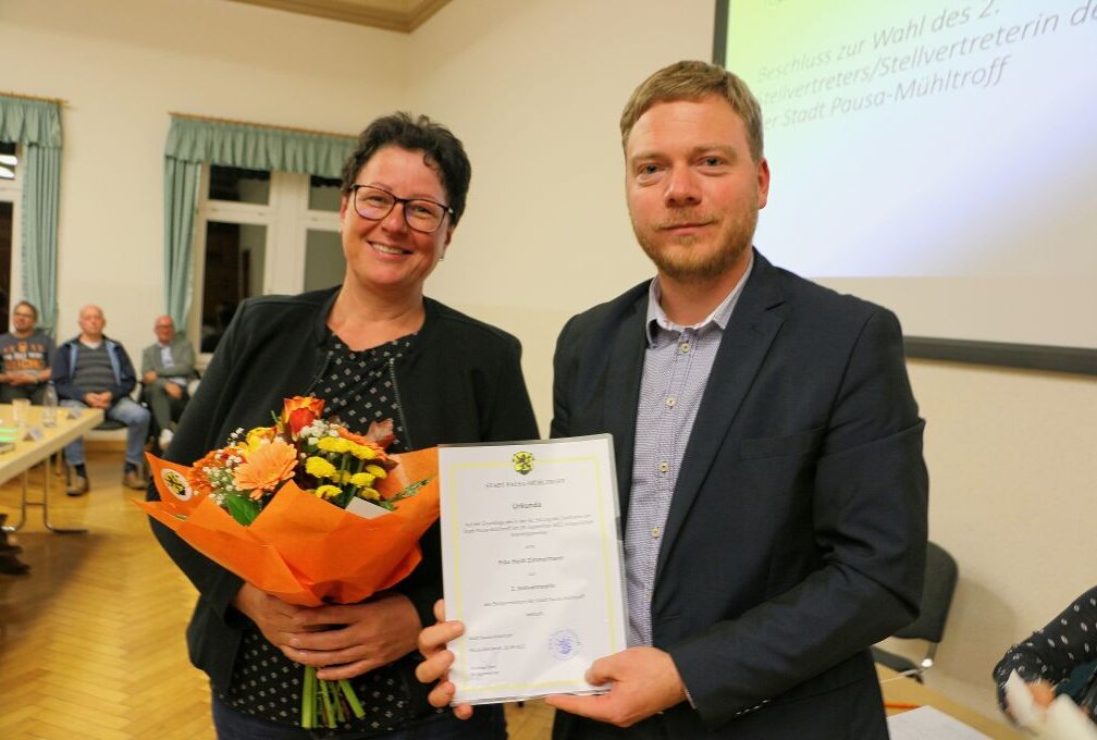 Kommune aus dem Vogtland stellt sich neu auf - Bürgermeister Michael Pohl gratuliert seiner Stellvertreterin Heidi Zimmermann. Foto: Simone Zeh