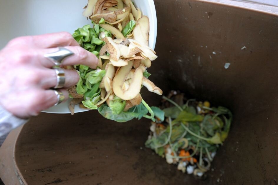 Kompostierbare Tüten sollten nicht in den Biomüll - Biomüll sollte ohne Plastiktüte in die Biotonne  kommen - selbst wenn es sich um kompostierbare Tüten handelt.