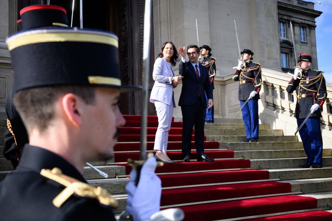 Konferenz mobilisiert über zwei Milliarden Euro für Sudan - Außenministerin Annalena Baerbock wird von ihrem Amtskollegen Stéphane Séjourné am Außenministerium begrüßt.