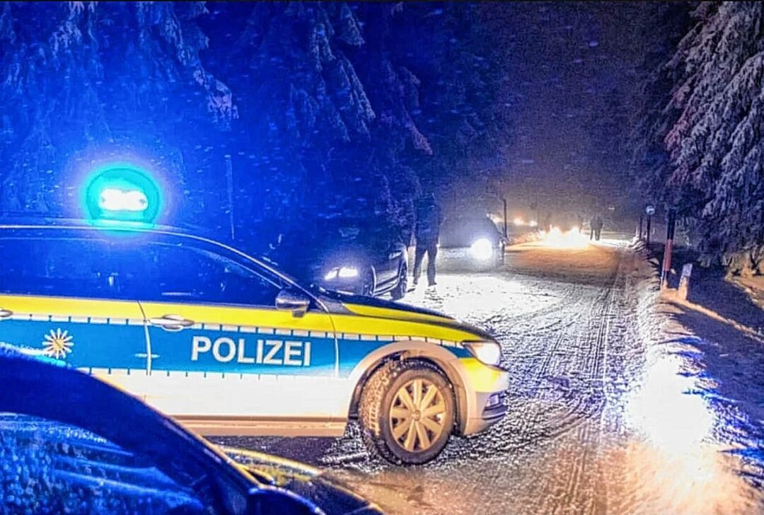 Kontrollaktion der Polizei: Driftende Autos auf Fichtelberg gestoppt - Die Polizei geht Driftern erneut auf dem Fichtelberg nach. Foto: Bernd März/Archiv