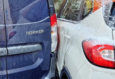 Kontrolle über Fahrzeug verloren: Unfall auf Chemnitzer Parkplatz - Heute Morgen ereignete sich auf einem Edeka-Parkplatz ein Unfall. Foto: Harry Härtel