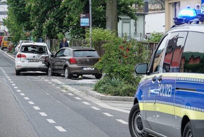 Kontrolle verloren: PKW erfasst Fußgänger in Freital - In Freital kam es heute Morgen zu einem schweren Crash. Foto: Roland Halkasch