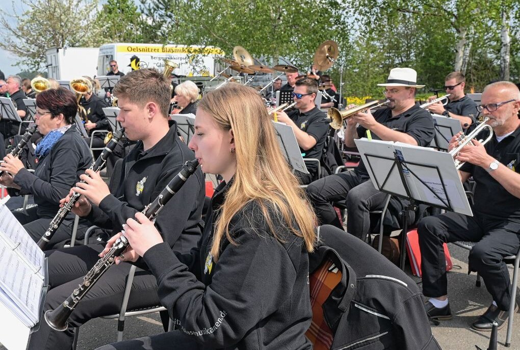Die Oelsnitzer Blasmusikanten haben im Bürger- und Familienpark in Oelsnitz ein Konzert gegeben. Foto: Ralf Wendland