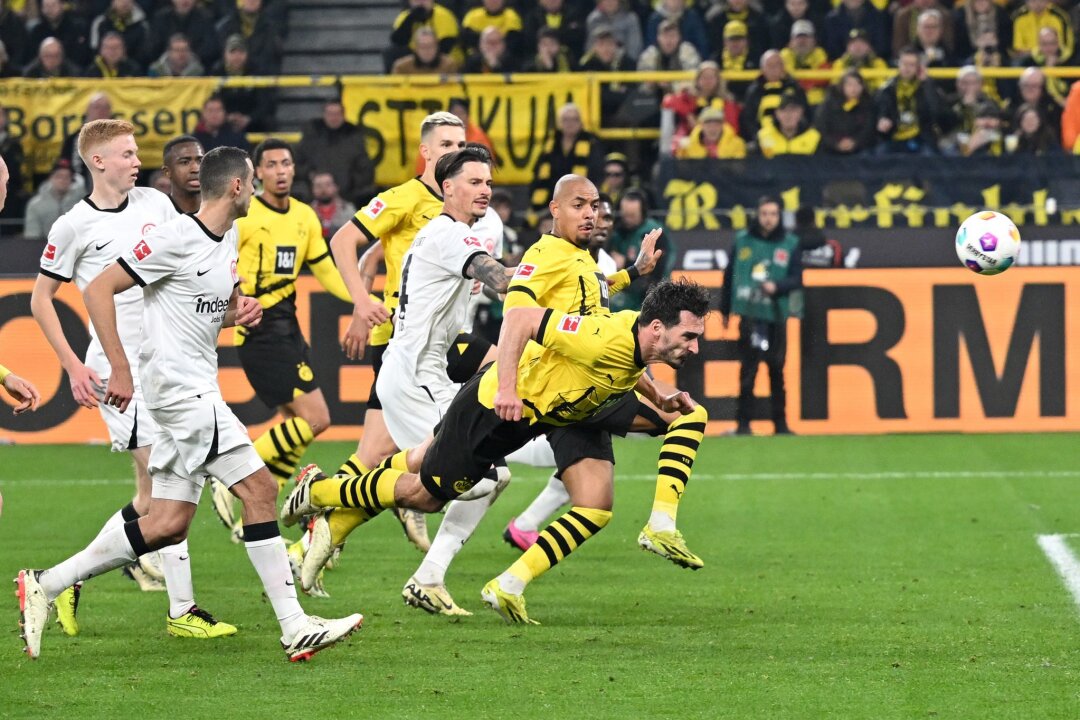 Kopfball ins BVB-Glück: Hummels meldet sich zurück - Dortmunds Mats Hummels (r) köpft den Ball zum 2:1.